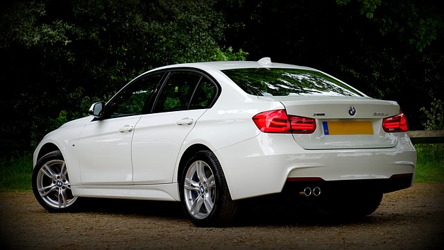 bílý bmw