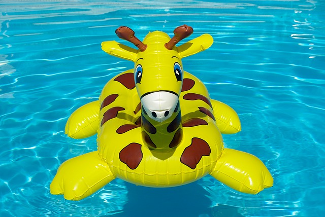 žirafa ve vodě.jpg