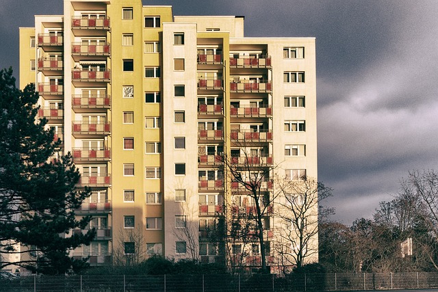 v paneláku jsou okna standardizovaná